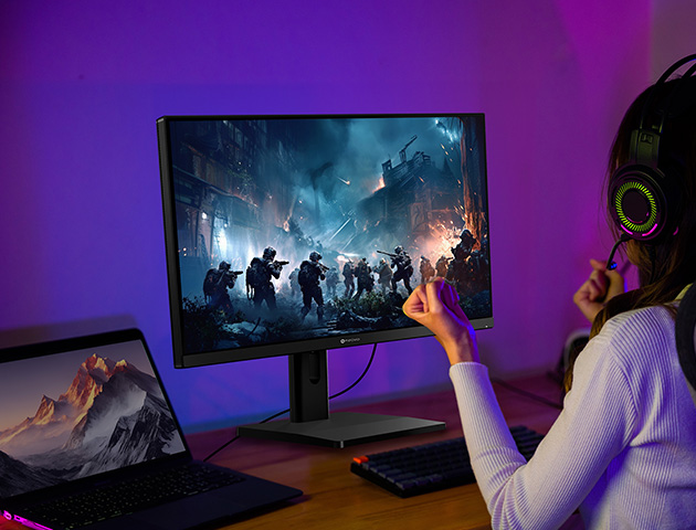 一名女子使用 EM2751 27吋 4K USB-C 旋轉螢幕觀賞動作電影